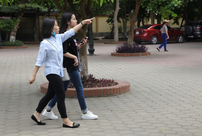 Th&iacute; sinh tại điểm thi trường THPT chuy&ecirc;n Phan Bội Ch&acirc;u chiều ng&agrave;y 21/6.