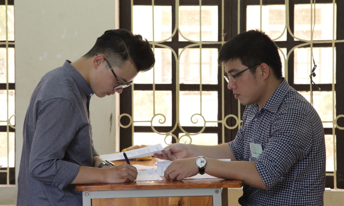 Th&iacute; sinh l&agrave;m thủ tục thi, kiểm tra c&aacute;c th&ocirc;ng tin c&aacute; nh&acirc;n nếu c&oacute; sai s&oacute;t kịp thời b&aacute;o lại với hội đồng thi.