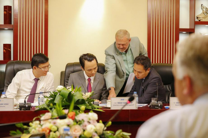 Ban l&atilde;nh đạo Tập đo&agrave;n FLC v&agrave; đại diện h&atilde;ng Boeing&nbsp;thỏa thuận về c&aacute;c điều kiện hợp t&aacute;c tại buổi l&agrave;m việc ng&agrave;y 20/6 vừa qua.