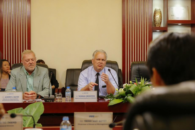 &Ocirc;ng Thomas Creighton%2c Gi&aacute;m đốc Marketing Khu vực Ch&acirc;u &Aacute; Th&aacute;i B&igrave;nh Dương của Boeing thuyết tr&igrave;nh về c&ocirc;ng năng của hai loại m&aacute;y bay được FLC lựa chọn.