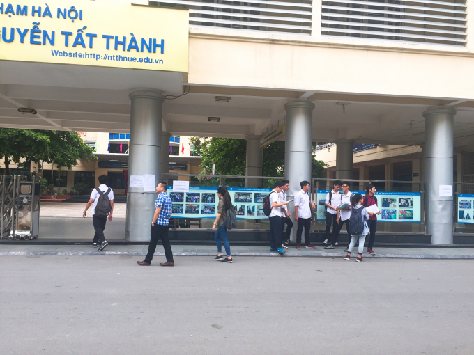 C&aacute;c th&iacute; sinh tiến v&agrave;o b&ecirc;n trong điểm thi.