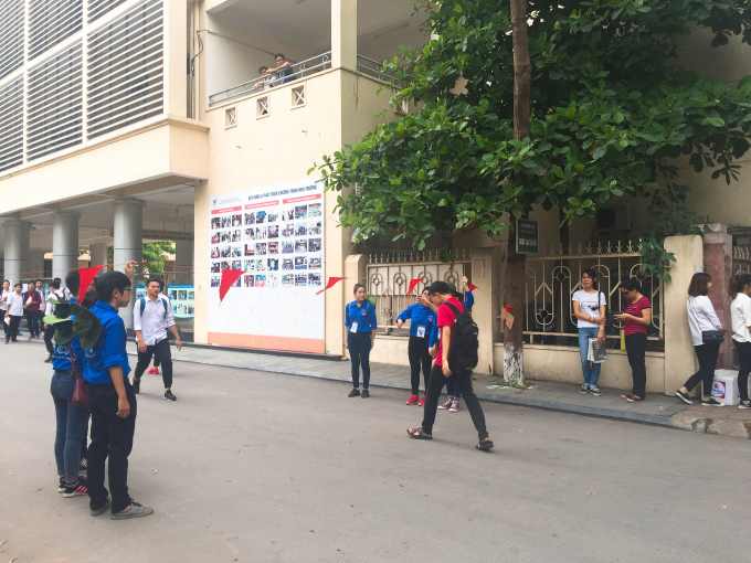 Theo chia sẻ của c&aacute;c bạn t&igrave;nh nguyện vi&ecirc;n do năm nay kỳ thi được tổ chức tại c&aacute;c địa phương n&ecirc;n kh&ocirc;ng xảy ra t&igrave;nh trạng &ugrave;n tắc giao th&ocirc;ng như c&aacute;c năm trước.