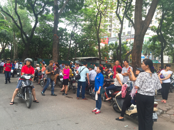 Phụ huynh học sinh lo lắng đứng chờ th&iacute; sinh ở b&ecirc;n ngo&agrave;i.