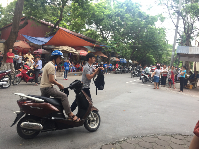 Theo quy chế, c&aacute;c th&iacute; sinh phải c&oacute; mặt trước 6h45, tuy nhi&ecirc;n do một v&agrave;i l&yacute; do m&agrave; sau 7h, l&aacute;c đ&aacute;c c&oacute; một v&agrave;i th&iacute; sinh đến muộn, nhanh ch&oacute;ng v&agrave;o b&ecirc;n trong điểm thi để kịp thời gian.