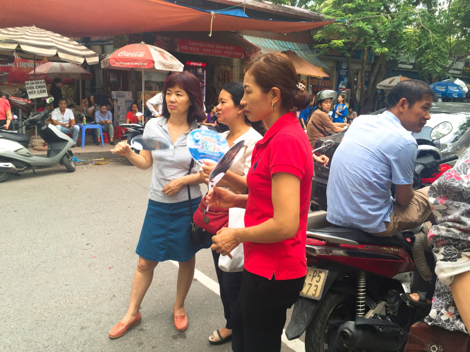 Gương mặt lo &acirc;u của phụ huynh học sinh.