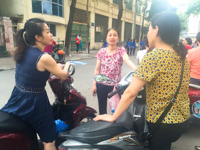 Theo ghi nhận của PV, tại điểm thi Đại học Sư phạm năm nay kh&ocirc;ng c&oacute; th&iacute; sinh n&agrave;o đến muộn. Duy nhất 1 trường hợp qu&ecirc;n giấy b&aacute;o dự thi nhưng ngay sau đ&oacute; phụ huynh đ&atilde; mang đến kịp thời.