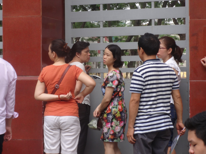 Vẫn l&agrave; t&acirc;m trạng lo lắng cho con khi đi thi, nhiều phụ huynh vẫn đứng ngo&agrave;i