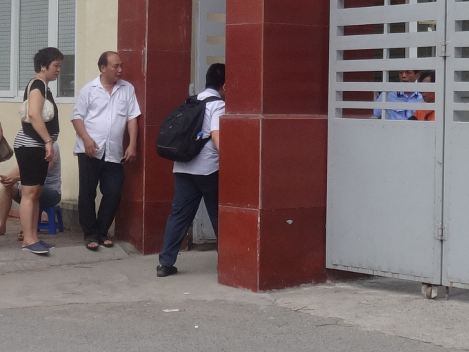 Tại đ&acirc;y, vẫn c&oacute; một số th&iacute; sinh v&igrave; những l&yacute; do ri&ecirc;ng n&ecirc;n sau 7h mới c&oacute; mặt tại điểm thi.&nbsp;