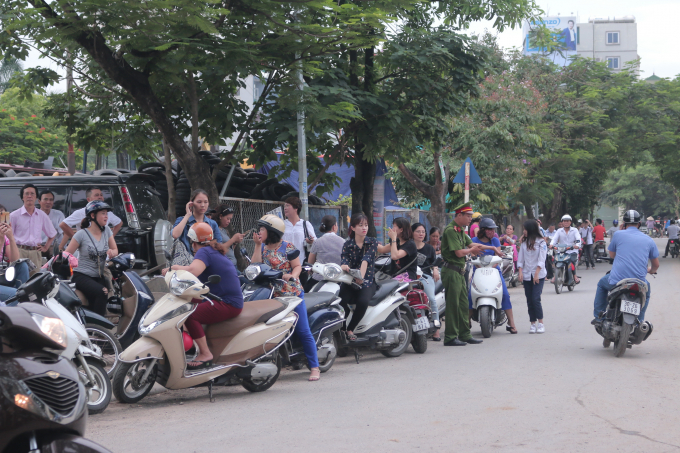 Nhiều chiến sĩ c&ocirc;ng an được điều đến địa điểm thi để hướng dẫn giao th&ocirc;ng.