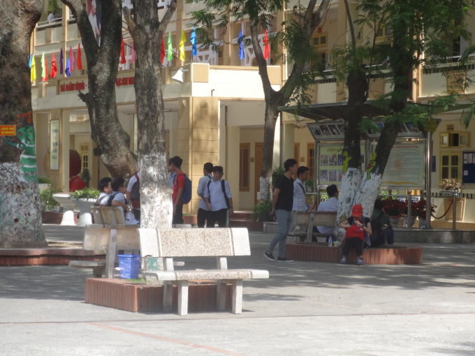 V&igrave; l&agrave; m&ocirc;n thi đầu ti&ecirc;n, với h&igrave;nh thức thi tự luận kh&ocirc;ng c&oacute; sự kh&aacute;c biệt so với mọi năm n&ecirc;n c&aacute;c sĩ tử đều thấy rất thoải m&aacute;i.