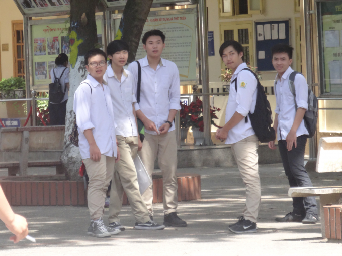 Tr&aacute;i ngược với t&acirc;m l&yacute; lo lắng của phụ huynh, c&aacute;c th&iacute; sinh lại tỏ ra kh&aacute; vui vẻ sau khi ho&agrave;n th&agrave;nh xong b&agrave;i thi đầu ti&ecirc;n.
