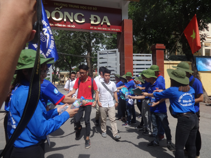 9h15 cổng trường mở, c&aacute;c th&iacute; sinh đầu ti&ecirc;n ho&agrave;n th&agrave;nh b&agrave;i thi bước ra ngo&agrave;i trong sự reo h&ograve;, vui mừng của đội thanh ni&ecirc;n t&igrave;nh nguyện.