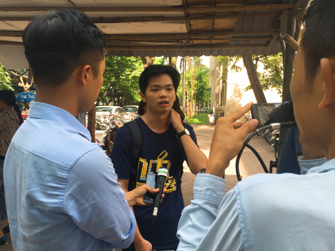 Th&iacute; sinh được b&aacute;o ch&iacute; hỏi về đề thi.