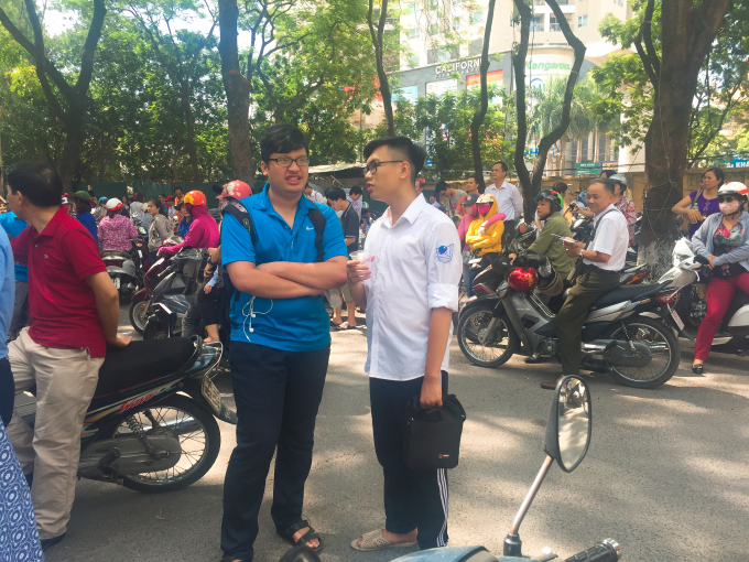 Trong l&uacute;c chờ phụ huynh, c&aacute;c em th&iacute; sinh chia sẻ với nhau về b&agrave;i thi của m&igrave;nh.