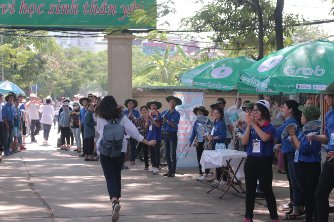 Th&iacute; sinh nữ n&agrave;y tỏ r&otilde; sự thẹn th&ugrave;ng trước những tr&agrave;ng ph&aacute;o tay của anh chị t&igrave;nh nguyện vi&ecirc;n.