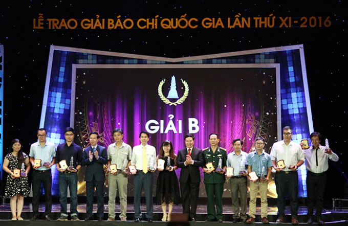 C&aacute;c t&aacute;c giả đoạt giải B.