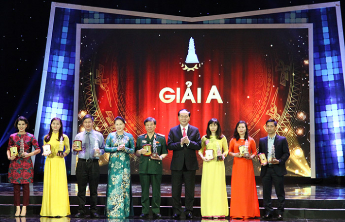 Chủ tịch Nước Trần Đại Quang v&agrave; Chủ tịch Quốc Hội Nguyễn Thị Kim Ng&acirc;n trao giải A cho c&aacute;c t&aacute;c giả đoạt giải.