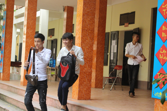 C&aacute;c em ra khỏi ph&ograve;ng thi với gương mặt hồ hởi sau 120 ph&uacute;t l&agrave;m b&agrave;i.