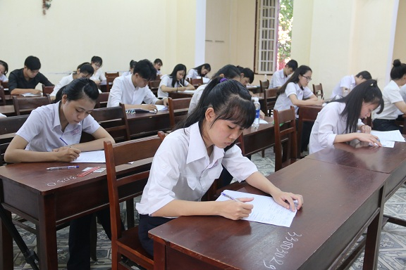 C&aacute;c th&iacute; sinh bước v&agrave;o ph&ograve;ng thi với tư thế nghi&ecirc;m t&uacute;c, căng thẳng.