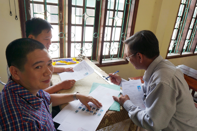 &Ocirc;ng Hồng l&agrave;m thủ tục dự thi THPT quốc gia năm 2017.