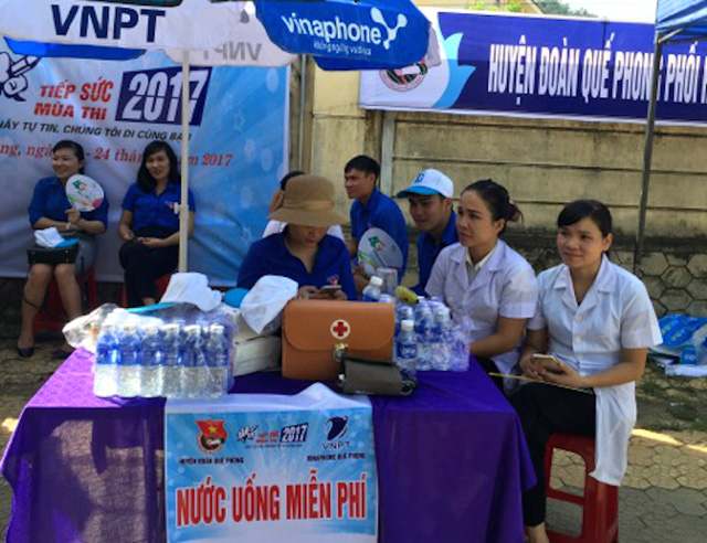 Nước, b&aacute;nh mỳ, sữa miễn ph&iacute; phục vụ th&iacute; sinh tại huyện miền n&uacute;i Quế Phong, Nghệ An.