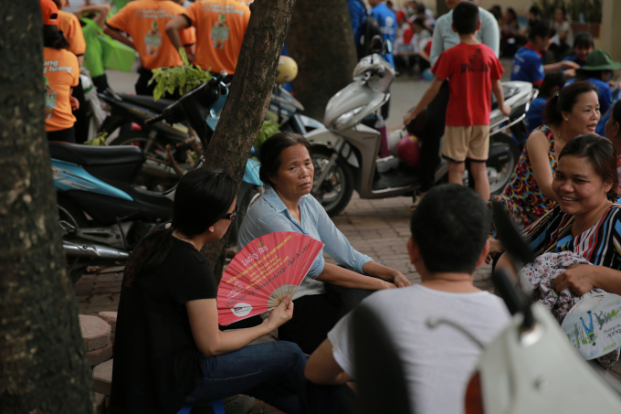 Khu&ocirc;n mặt lo lắng của một phụ huynh.