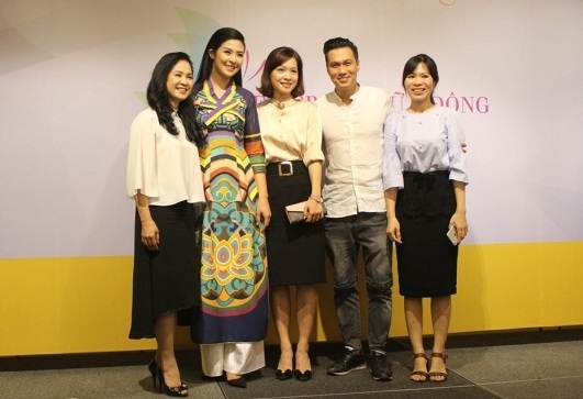 Diễn vi&ecirc;n NSND Lan Hương v&agrave; MC - diễn vi&ecirc;n Việt Anh đồng h&agrave;nh c&ugrave;ng chương tr&igrave;nh.