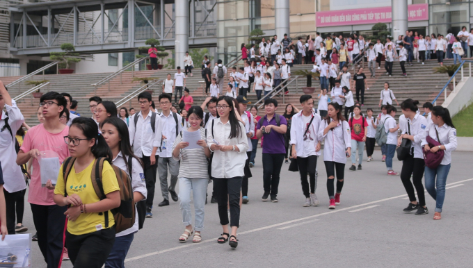 C&aacute;c th&iacute; sinh đ&atilde; kết th&uacute;c ng&agrave;y thi đầu ti&ecirc;n của kỳ thi THPT Quốc gia 2017. Ảnh: Tuấn Anh