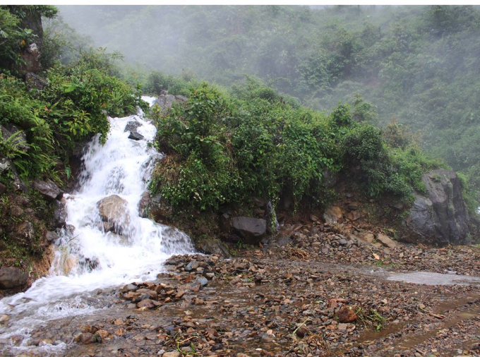 Mưa lớn khiến nhiều nơi ở H&agrave; Giang bị sạt lở.