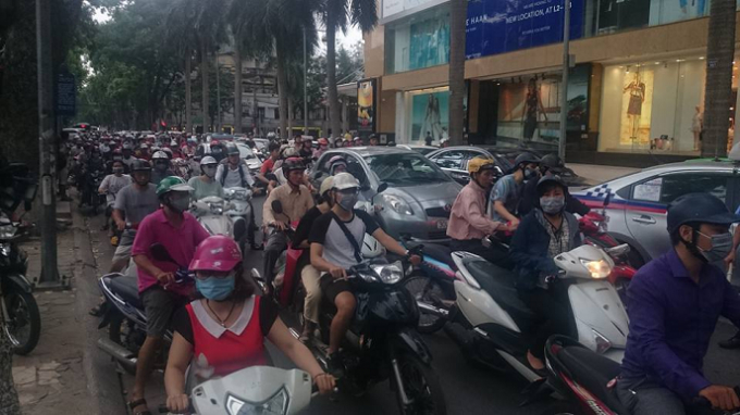 Vụ tai nạn khiến cho phố B&agrave; Triệu &aacute;ch tắc cụ bộ.