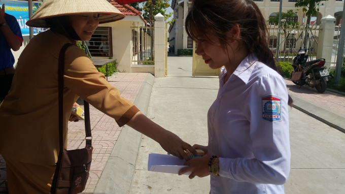 C&aacute;c em th&iacute; sinh vui vẻ nhận sữa.