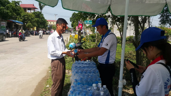 Kh&ocirc;ng chỉ phục vụ th&iacute; sinh, c&aacute;c bậc phụ huynh cũng được c&aacute;c t&igrave;nh nguyện vi&ecirc;n phục vụ nhiệt t&igrave;nh v&agrave; chu đ&aacute;o.