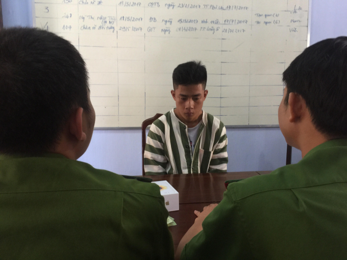 C&ocirc;ng an đang lấy lời khai của một đối tượng.