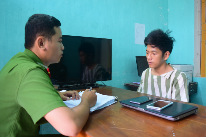 Đối tượng Nguyễn Minh T&ugrave;ng c&ugrave;ng tang vật vụ việc.