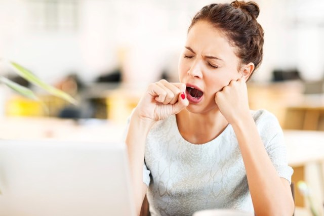 Thiếu ngủ dễ dẫn đến ảo gi&aacute;c, khủng hoảng tinh thần,&nbsp;&agrave;m cho n&atilde;o bộ tự loại bỏ một số lượng lớn c&aacute;c tế b&agrave;o thần kinh v&agrave; khớp thần kinh.