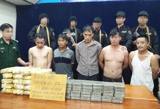 C&aacute;c đối tượng c&ugrave;ng tang vật tại cơ quan chức năng.