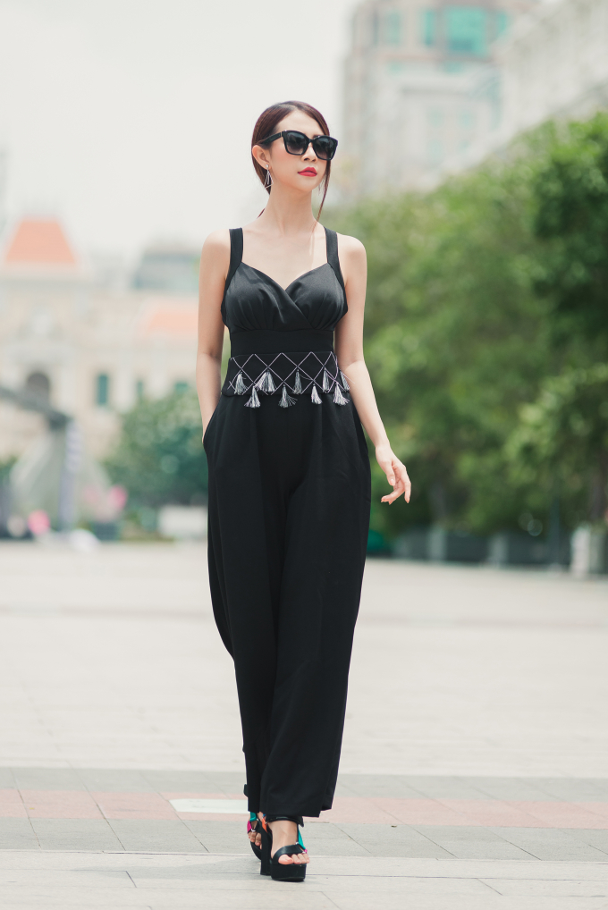 M&agrave;u đen lu&ocirc;n thịnh h&agrave;nh mọi thời đại, trong ảnh Li&ecirc;n Phương kh&eacute;o l&eacute;o chọn cho m&igrave;nh bộ jumsuit đen trẻ trung v&agrave; kh&ocirc;ng k&eacute;m phần c&aacute; t&iacute;nh. Phần cổ chữ V gi&uacute;p người mặc khoe kh&eacute;o v&ograve;ng 1 gợi cảm.