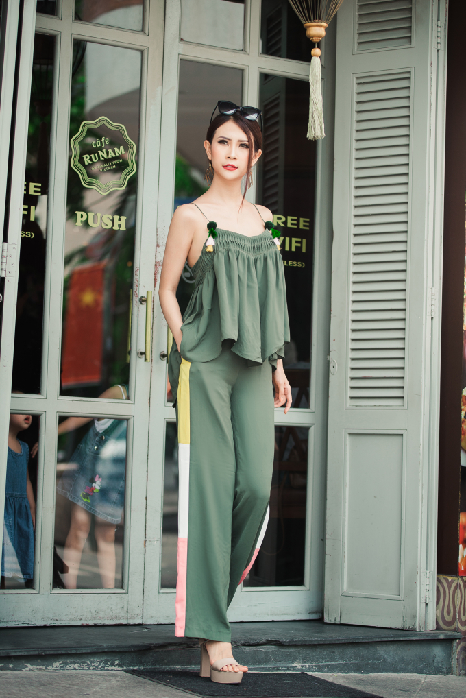 Tiếp đến, Li&ecirc;n Phương diện bộ trang phục m&agrave;u r&ecirc;u kh&aacute;