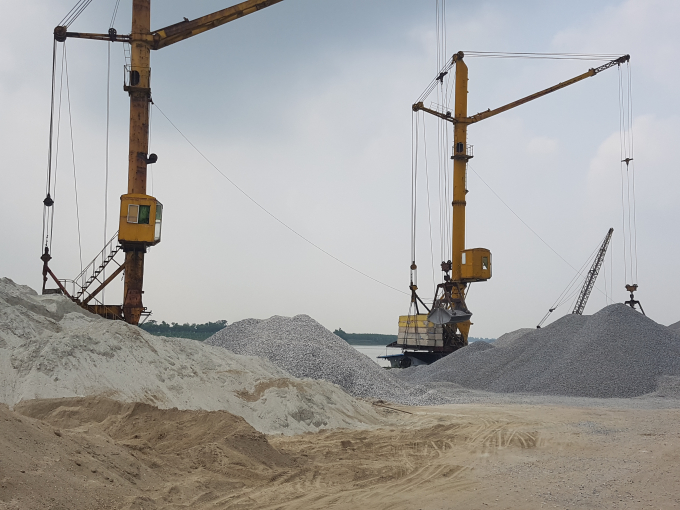 H&agrave;ng loạt doanh nghiệp, c&aacute; nh&acirc;n lấn chiếm Cảng K&ecirc;nh V&agrave;ng để tập kết tr&aacute;i ph&eacute;p c&aacute;t sỏi, đe dọa h&agrave;nh lang bảo vệ đ&ecirc;.