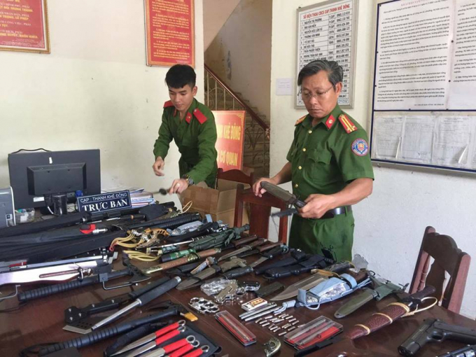 Số vũ kh&iacute; n&oacute;ng cơ quan chức năng ph&aacute;t hiện tại nh&agrave; của Vi&ecirc;n. Ảnh: TTCSTPĐN.