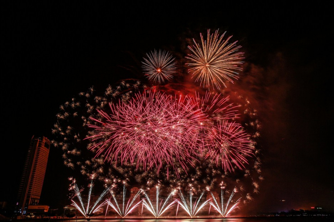 M&agrave;n bắn của đội Anh biến bầu trời Đ&agrave; Nẵng rực rỡ trong &aacute;nh s&aacute;ng ph&aacute;o hoa.