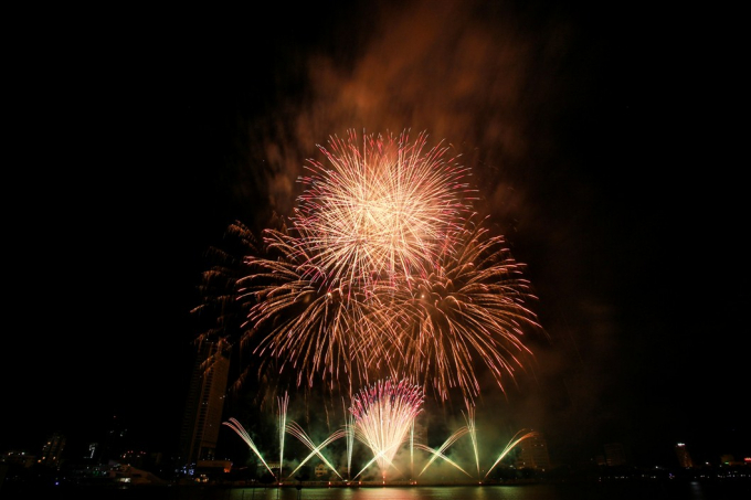 Những bải t&igrave;nh ca l&atilde;ng mạn Italia l&agrave;m nền cho phần bắn của đội ph&aacute;o hoa 96 năm tuổi của Italia.