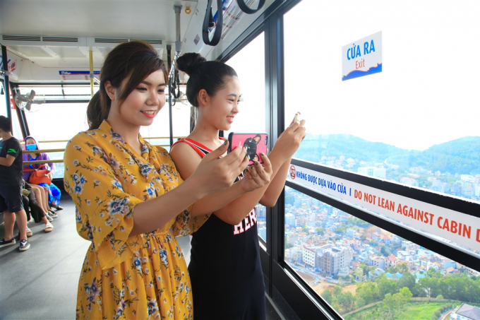 Từ cabin C&aacute;p treo Nữ ho&agrave;ng băng qua khung trời Vịnh Cửa Lục, to&agrave;n cảnh trời m&acirc;y s&ocirc;ng nước thấp tho&aacute;ng b&ecirc;n bờ một th&agrave;nh phố biển y&ecirc;n b&igrave;nh. Đ&atilde; tr&ograve;n một năm, kể từ ng&agrave;y Sun World Halong Complex &ndash; Tổ hợp vui chơi giải tr&iacute; h&agrave;ng đầu khu vực do Tập đo&agrave;n Sun Group đầu tư, đi v&agrave;o hoạt động.