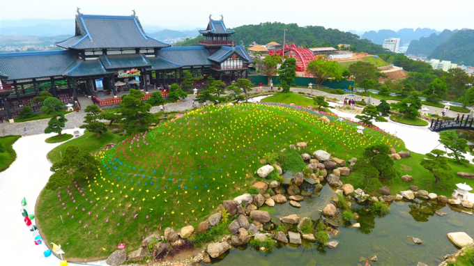 V&agrave; đ&acirc;y l&agrave; khung cảnh rực rỡ trong tuần lễ th&ocirc;i n&ocirc;i&hellip; Ngay tại nh&agrave; ga đến C&aacute;p treo Nữ ho&agrave;ng l&agrave; khung cảnh khu vườn Nhật xanh mướt m&aacute;t với những t&aacute;n c&acirc;y bonsai, t&ugrave;ng La H&aacute;n, hắc t&ugrave;ng, hồ c&aacute; Koi. Ngọn đồi tượng trưng cho h&igrave;nh ảnh n&uacute;i Ph&uacute; Sĩ thu nhỏ của đất nước Mặt trời mọc nay đ&atilde; biến h&oacute;a th&agrave;nh đồi chong ch&oacute;ng, với mu&ocirc;n sắc hồng, v&agrave;ng, t&iacute;m tươi trẻ.&nbsp;