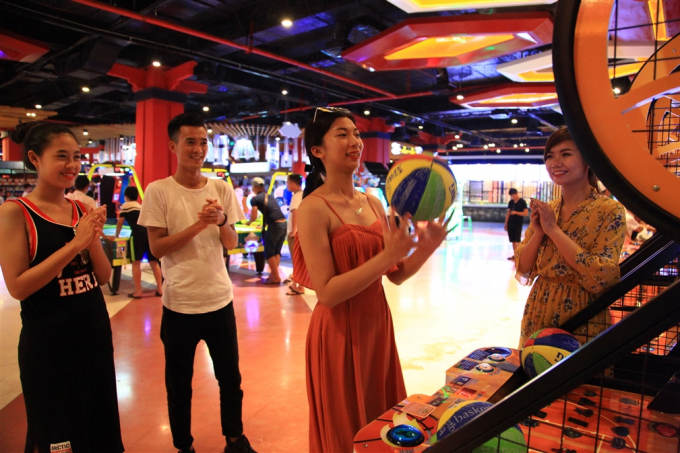 Sinh nhật 1 năm Sun World Halong Complex kh&ocirc;ng chỉ c&oacute; b&aacute;nh ngọt v&agrave; chong ch&oacute;ng tuổi thơ. Nơi đ&acirc;y c&ograve;n c&oacute; những trải nghiệm l&ocirc;i cuốn bạn đi từ x&uacute;c cảm ngọt ng&agrave;o tới những khoảnh khắc b&ugrave;ng ch&aacute;y. V&iacute; dụ c&ugrave;ng &ldquo;cạ&rdquo; cứng thử sức c&aacute;c tr&ograve; chơi hiện đại tại khu vui chơi trong nh&agrave;.