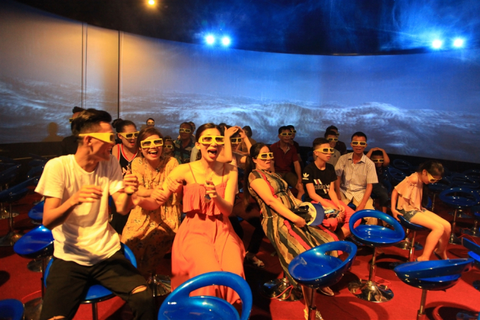 Hay thỏa sức h&ograve; h&eacute;t trong rạp &nbsp;phim 12D si&ecirc;u khủng. M&agrave;n h&igrave;nh sắc n&eacute;t, &acirc;m thanh sống động gi&uacute;p bạn như được sống trọn từng khoảnh khắc với c&aacute;c nh&acirc;n vật trong phim.