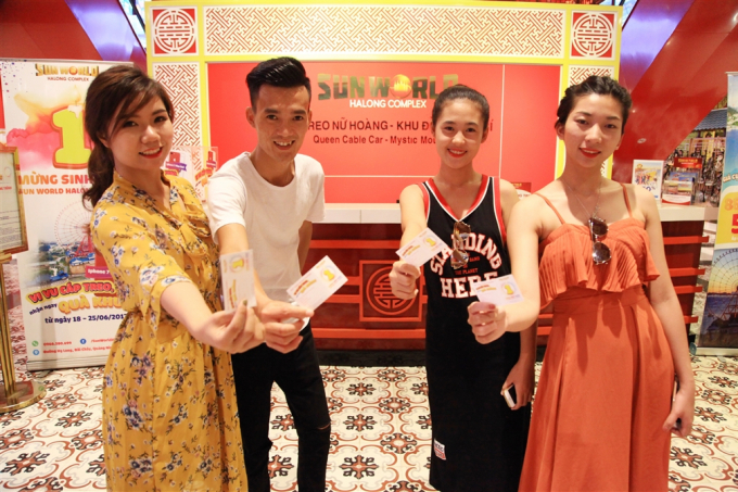 Triệu triệu niềm vui đang chờ đ&oacute;n bạn trong th&aacute;ng sinh nhật n&agrave;y. Khi mọi du kh&aacute;ch tới đ&acirc;y đều c&oacute; cơ hội được bốc thăm với giải thưởng l&agrave; chiếc điện thoai Iphone 7plus thời thượng m&agrave;u đỏ hoặc sở hữu combo v&eacute; vui chơi tại cả ba c&ocirc;ng vi&ecirc;n (Sun World Halong Complex, c&ocirc;ng vi&ecirc;n chủ đề Dragon Park v&agrave; c&ocirc;ng vi&ecirc;n nước Typhoon Water Park), &nbsp;thời hạn sử dụng đến &nbsp;hết th&aacute;ng 12/2017.&nbsp;&nbsp;