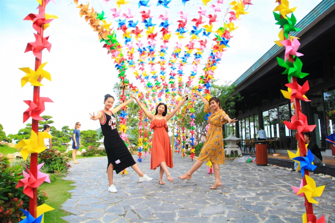 Nếu bạn muốn c&oacute; 1 chiếc v&eacute; trở về tuổi thơ th&igrave; Sun World Halong Complex l&agrave; điểm đến bạn kh&ocirc;ng n&ecirc;n bỏ lỡ th&aacute;ng 6 n&agrave;y.