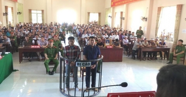 Bênh em, lao xe vào người đi bộ