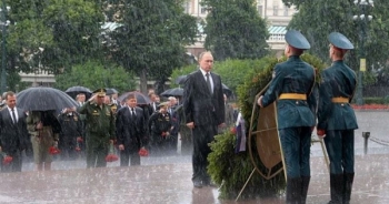 Mưa trắng trời, Putin đầu trần viếng mộ liệt sĩ vô danh